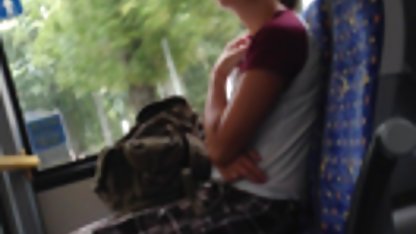 Laura artis bokep filipina Singa di sebuah sofa putih